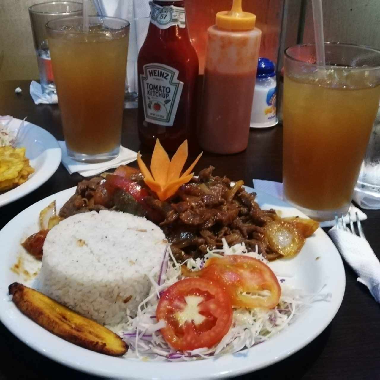 Bistec picado, arroz con coco, ensalada, tajada. Panela con Limón. 