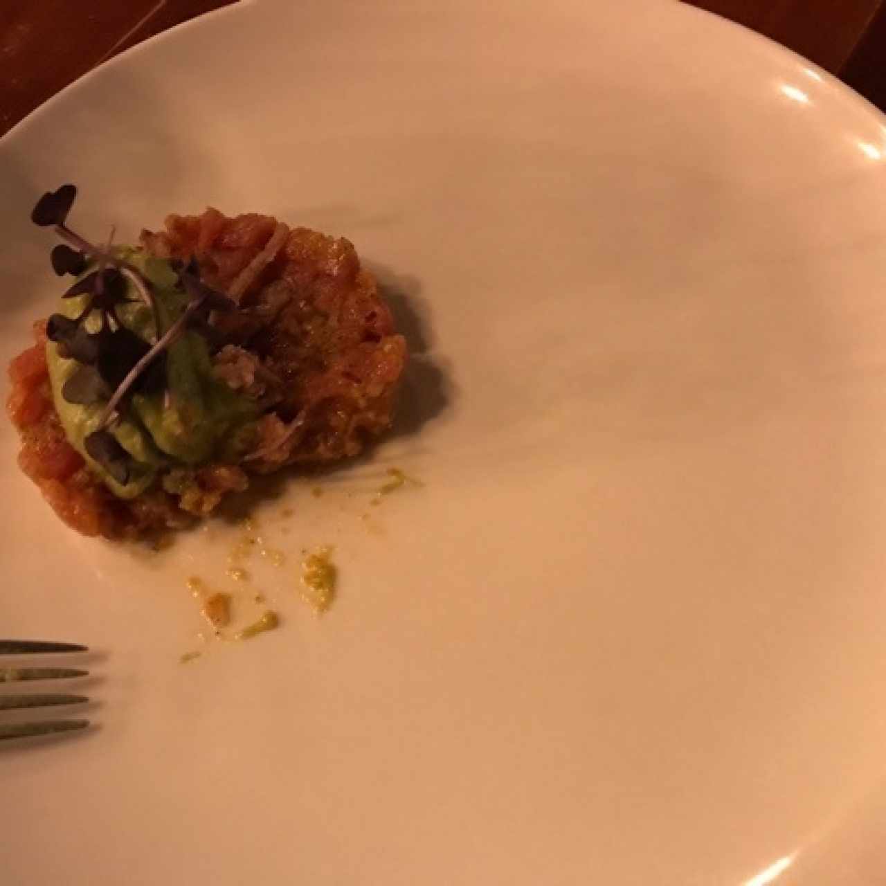 tuna tartar.  ok. y que debe ir en el resto del plato?