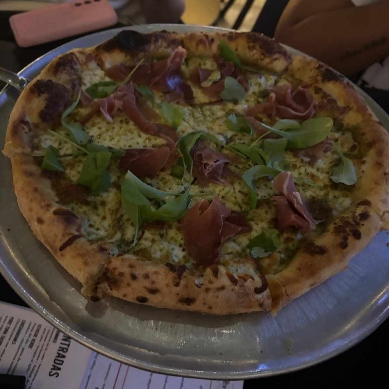 PROSCIUTTO, PESTO Y RÚCULA