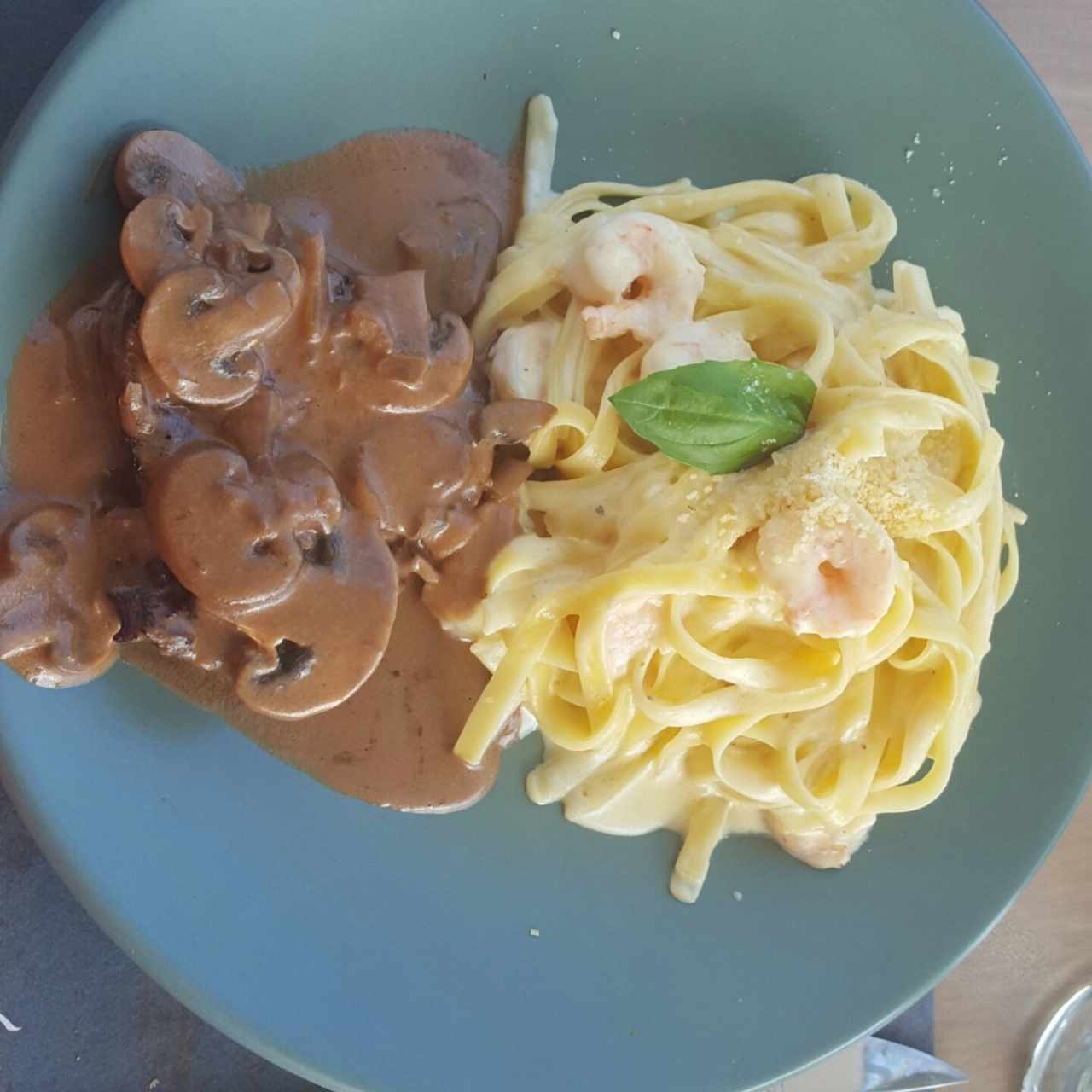 Lomo con champiñones spaguetti con camarones
