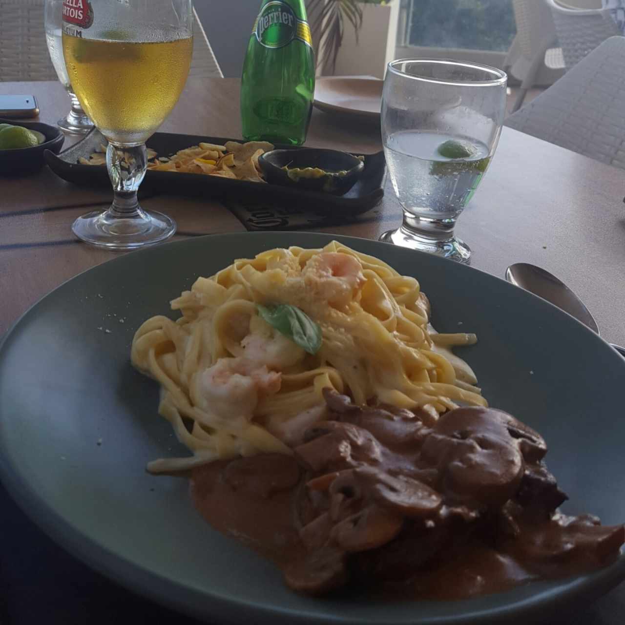lomo en salsa de champiñones con spaguetti en salsa blanca de camarones 