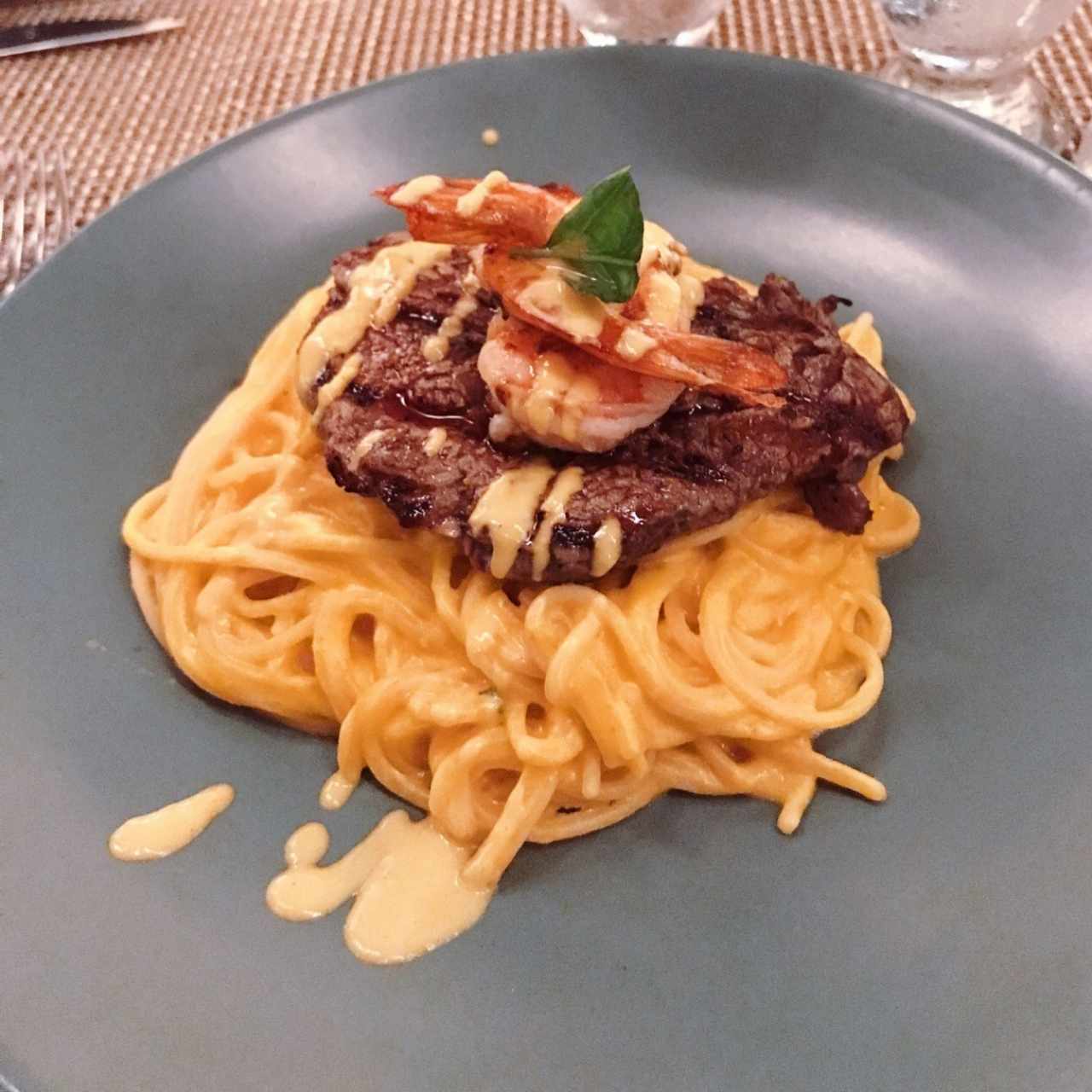 Spaghetti a la huancaina con lomo