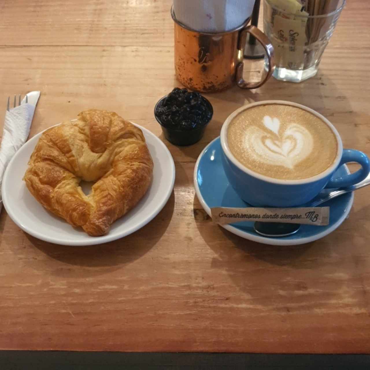 Capuccino + croissant sencillo con porción de frutos rojos