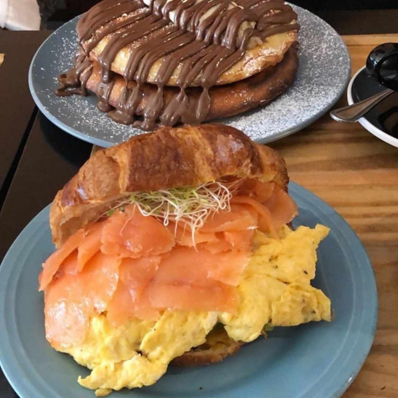 croissant de aguacate y salmon / Pancake 