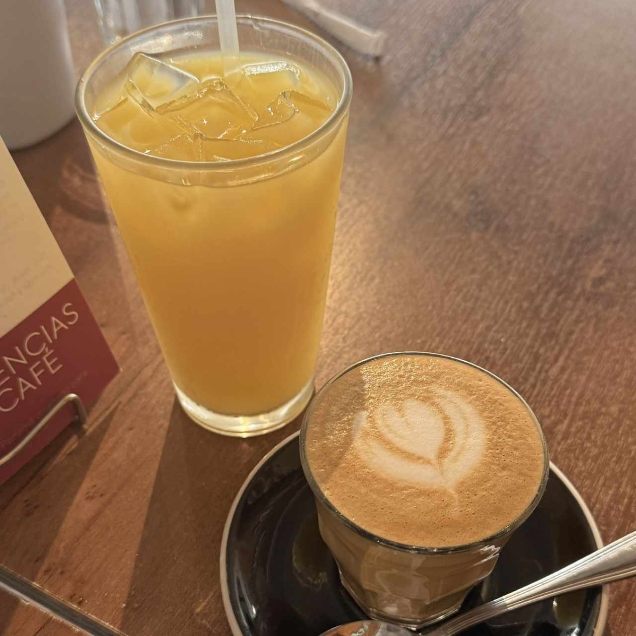 Jugo de Naranja y Flat White
