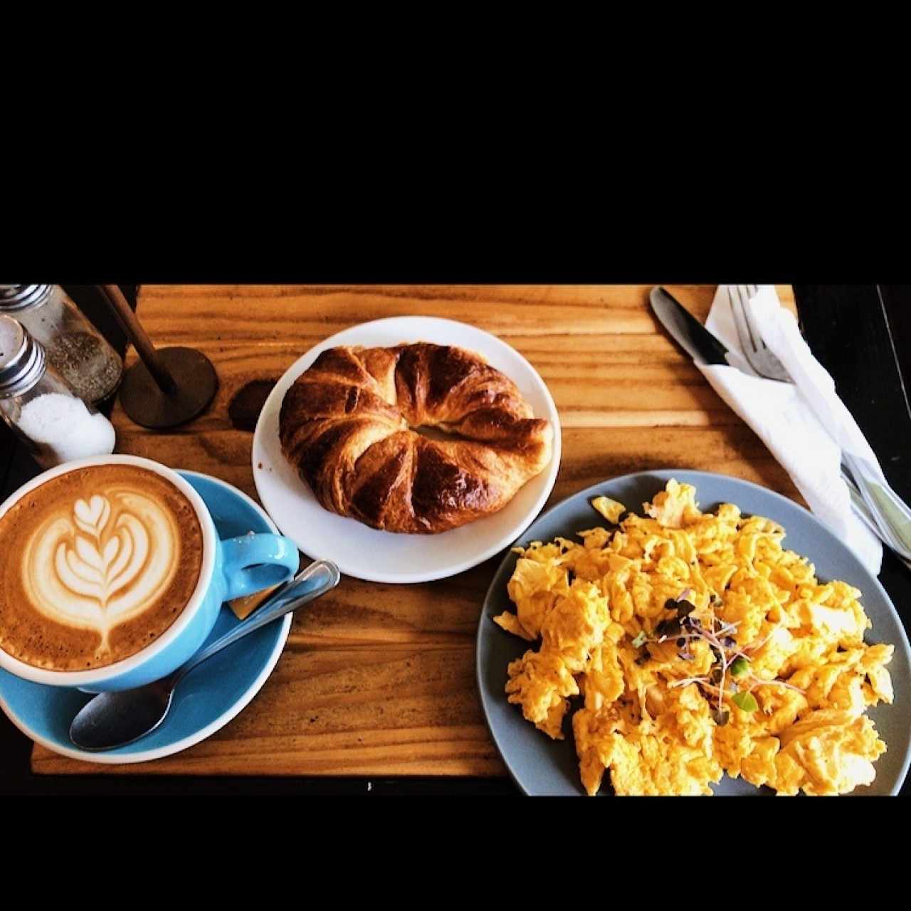 croissant , huevos revueltos & latte 
