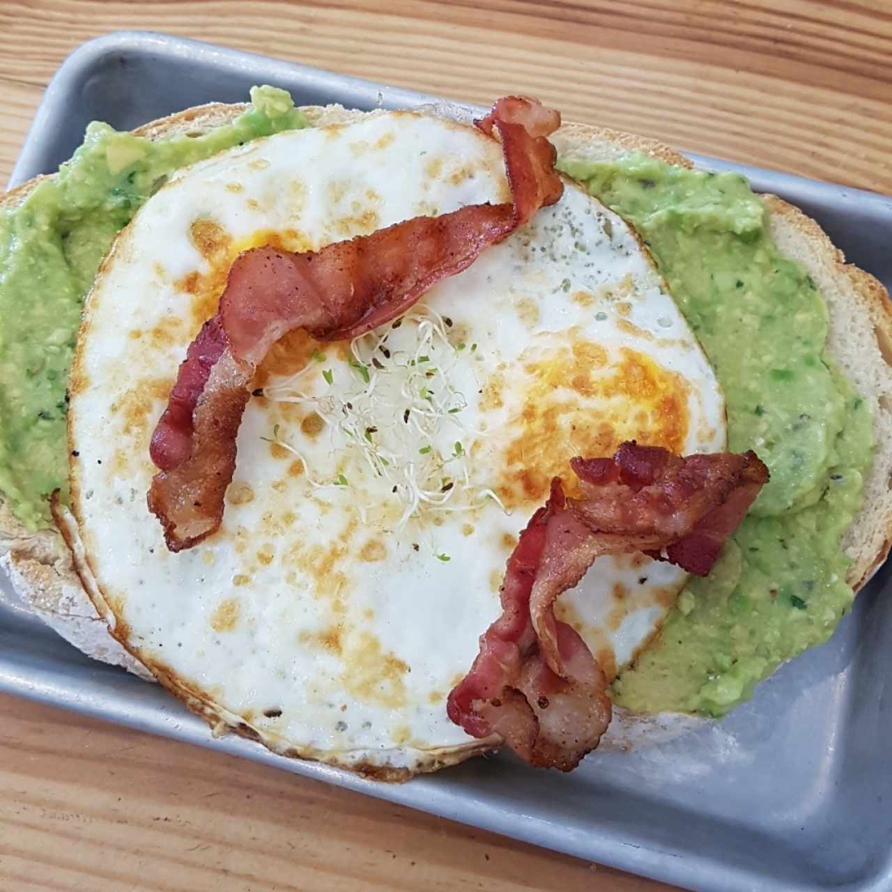 Aguacatada con extra de bacon