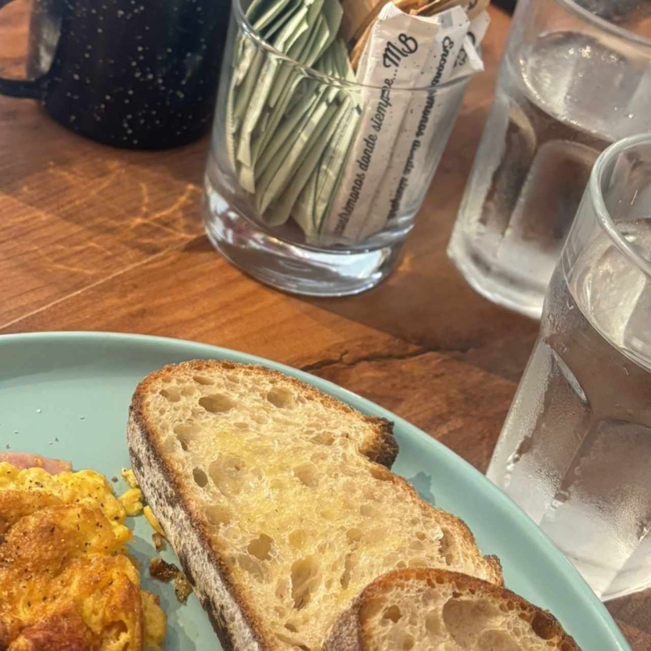 Omelette con tostadas de masa madre