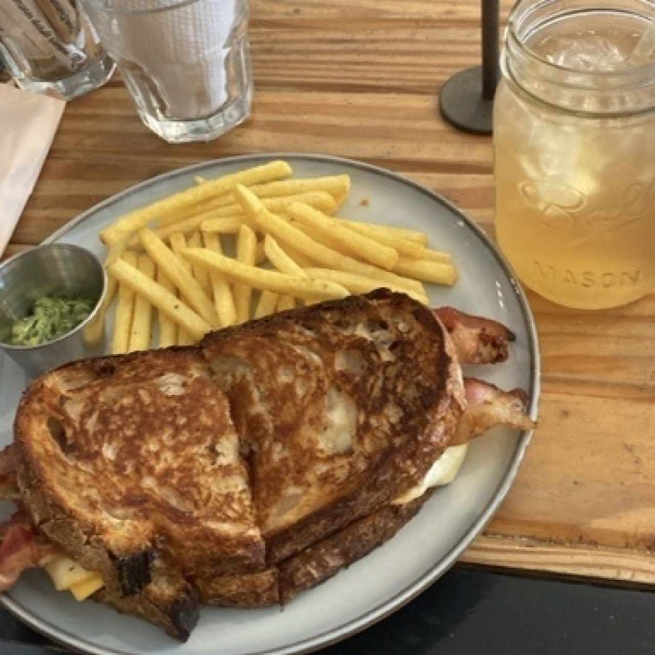 EMPAREDADOS - DERRETIDO DE QUESO con bacon y la infusión de te blanco que no me gustó 🦦