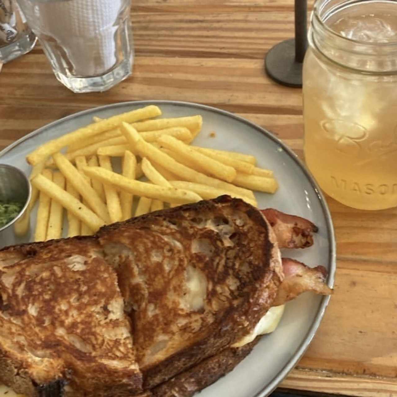 EMPAREDADOS - DERRITO FANCY e infusion de te blanco