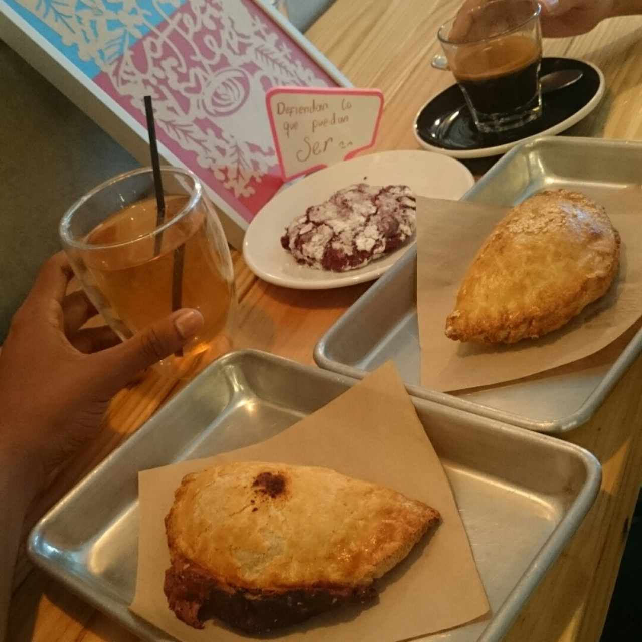 Infusión de Jazmín, Expresso Doble, Pollo Buffalo, Pepperonatta y Red Velvet Cookie