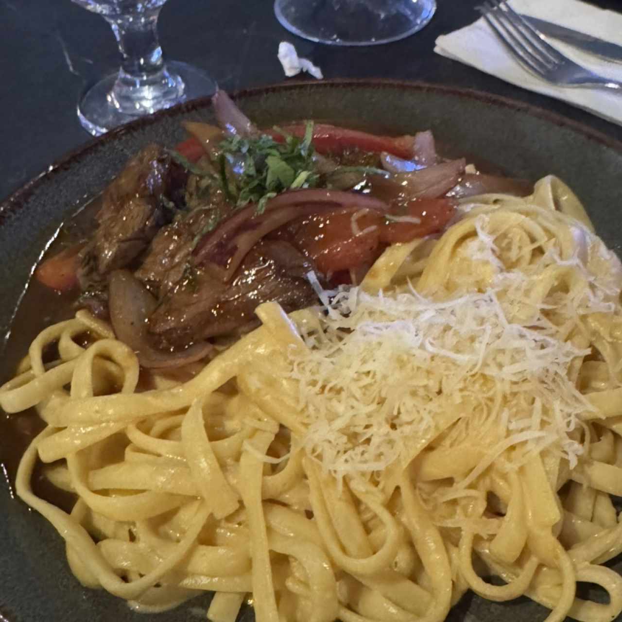 Fetucchini a la Huancaína con Lomo Saltado