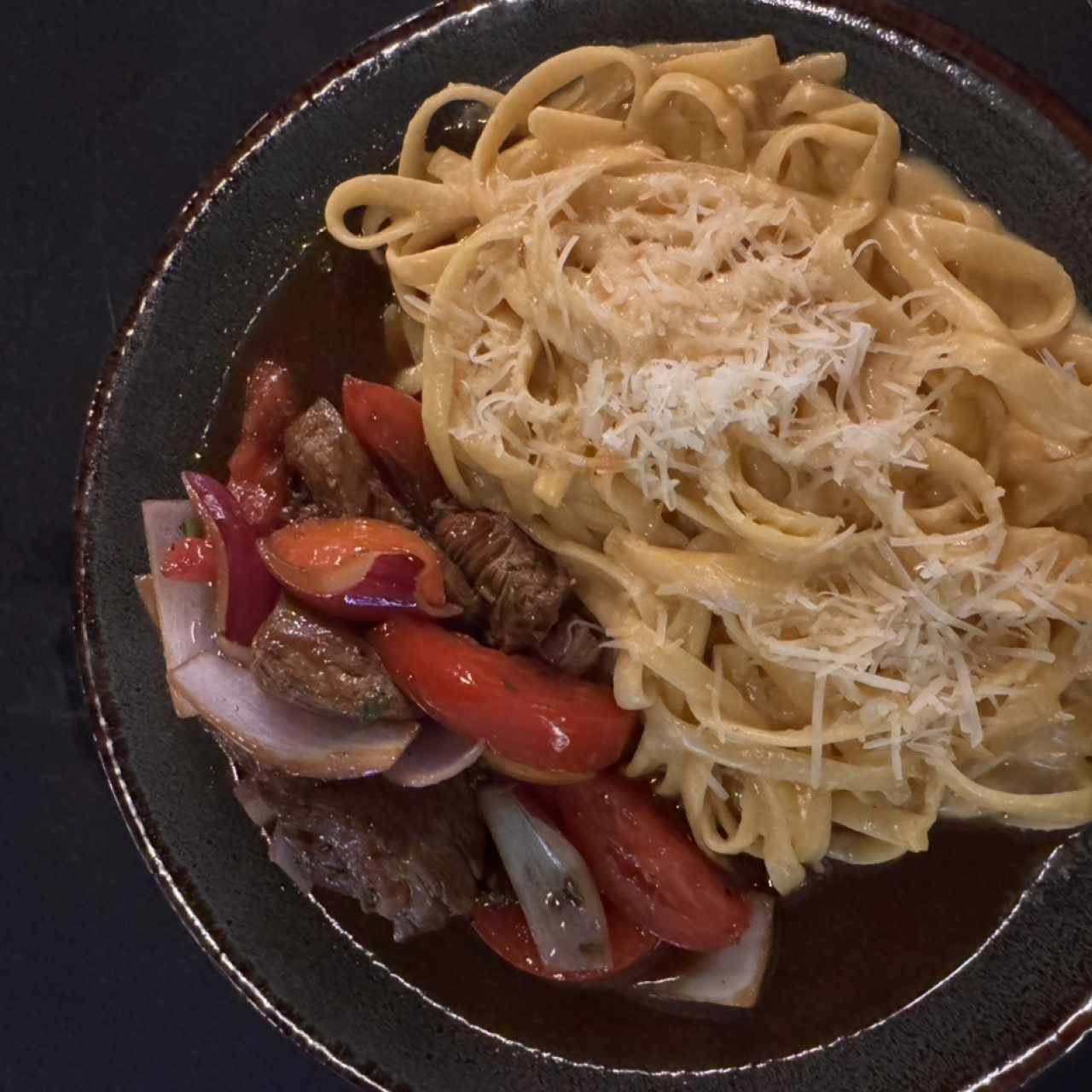 Fetucchini a la Huancaína con Lomo Saltado