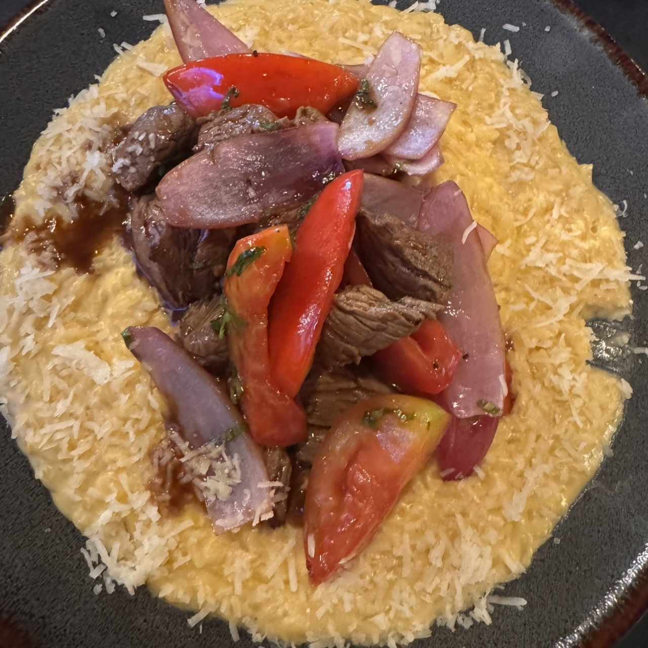 Rissotto a la huacaina con lomo salteado