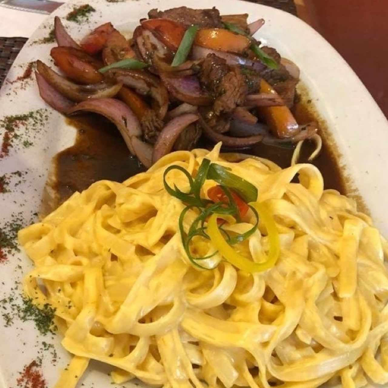 Tallarines a la Huancaina con Lomo Saltado
