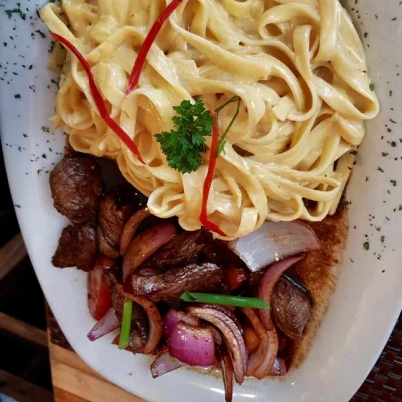 Lomo Saltado y Fettuccini a la Huancaína