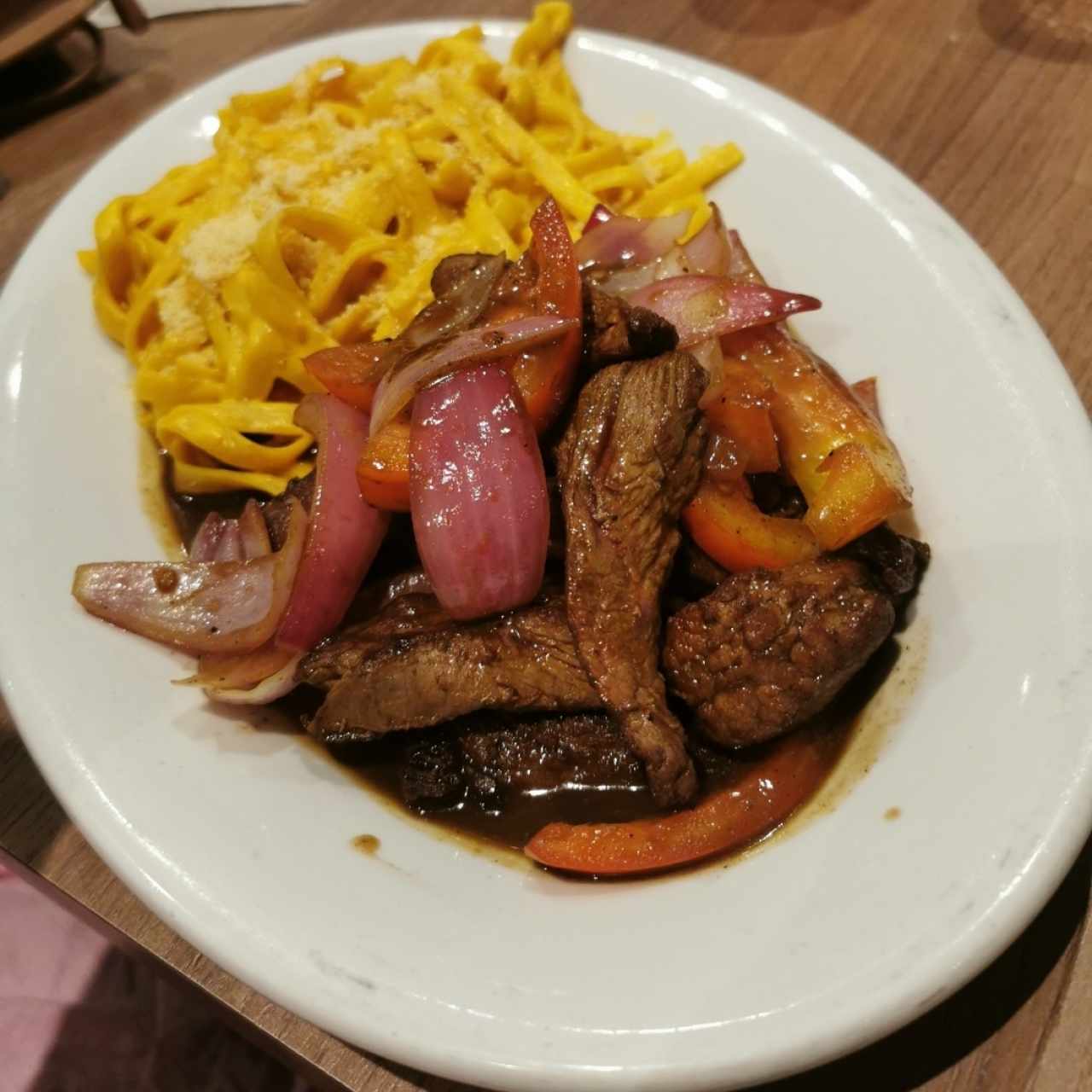 Fetucchini a la Huancaína con Lomo Saltado