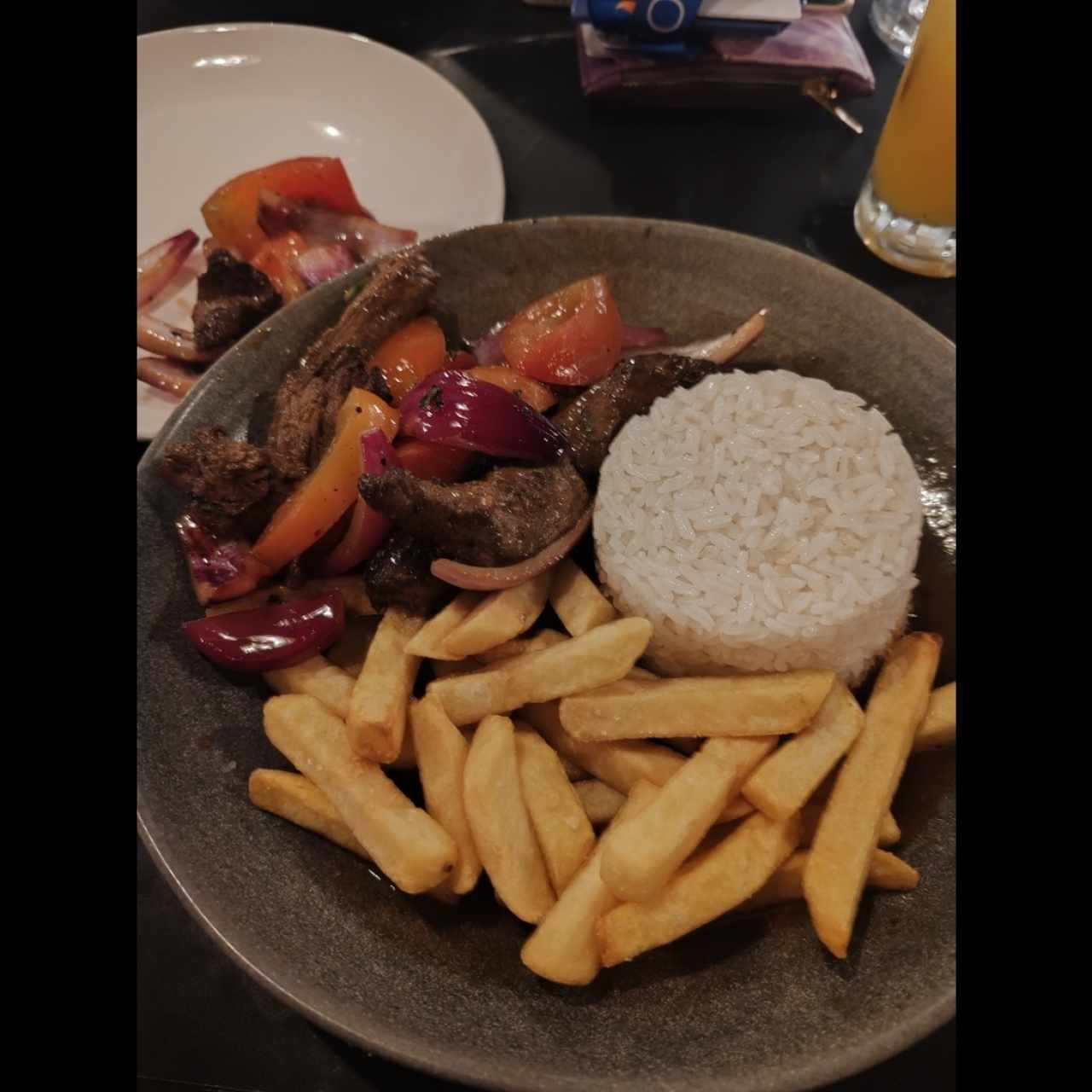 Carnes & Pollos - Lomo Saltado