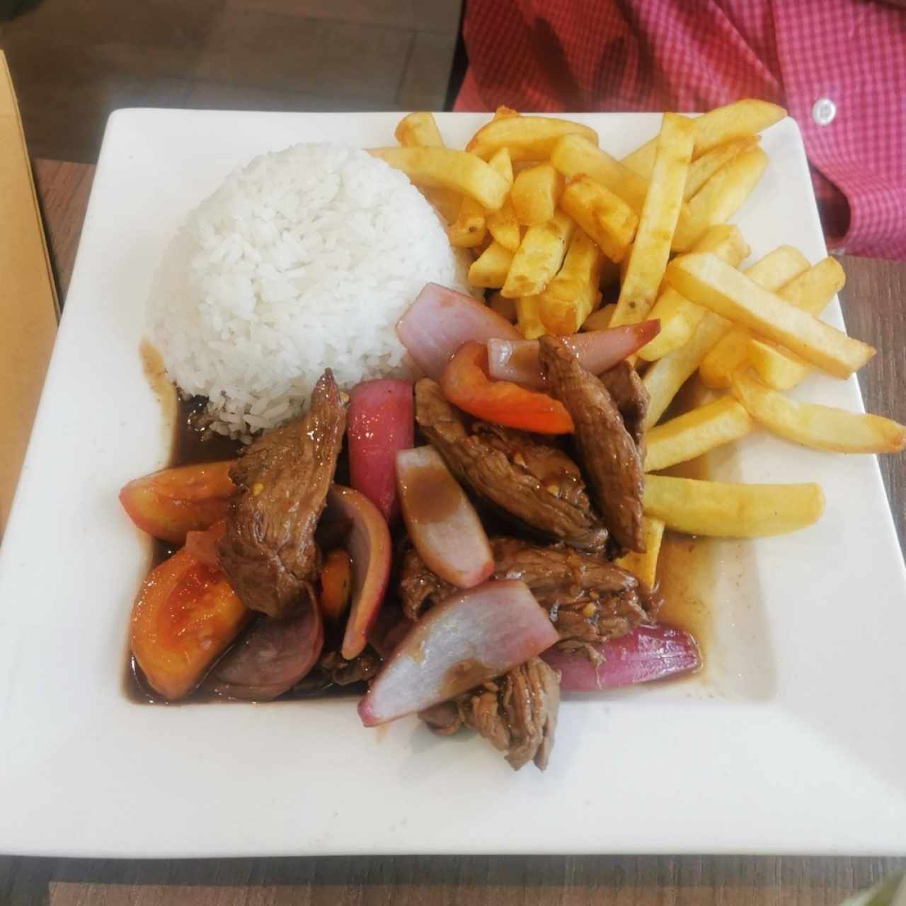 Carnes & Pollos - Lomo Saltado