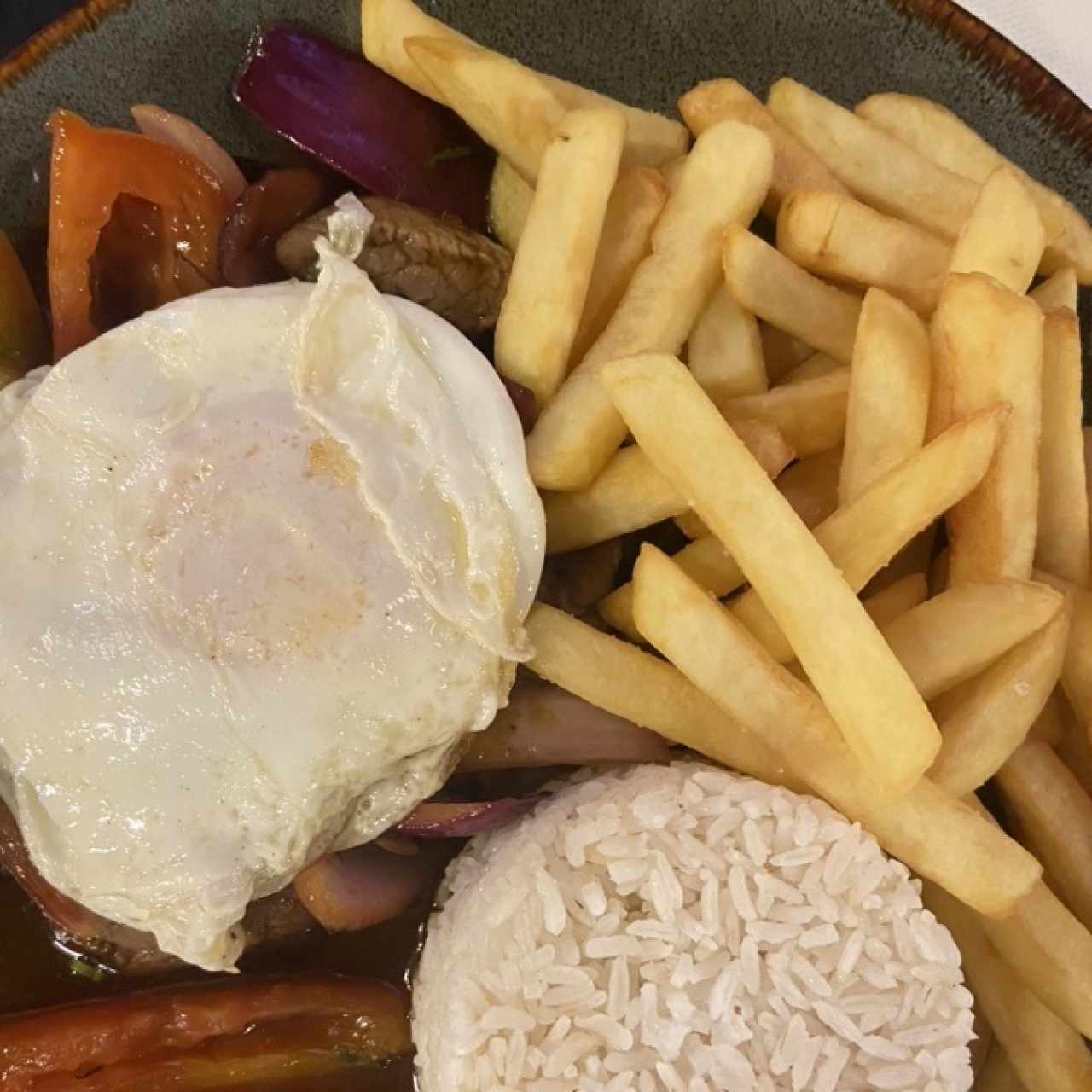Lomo Saltado con huevo frito adicional 🙌🏻