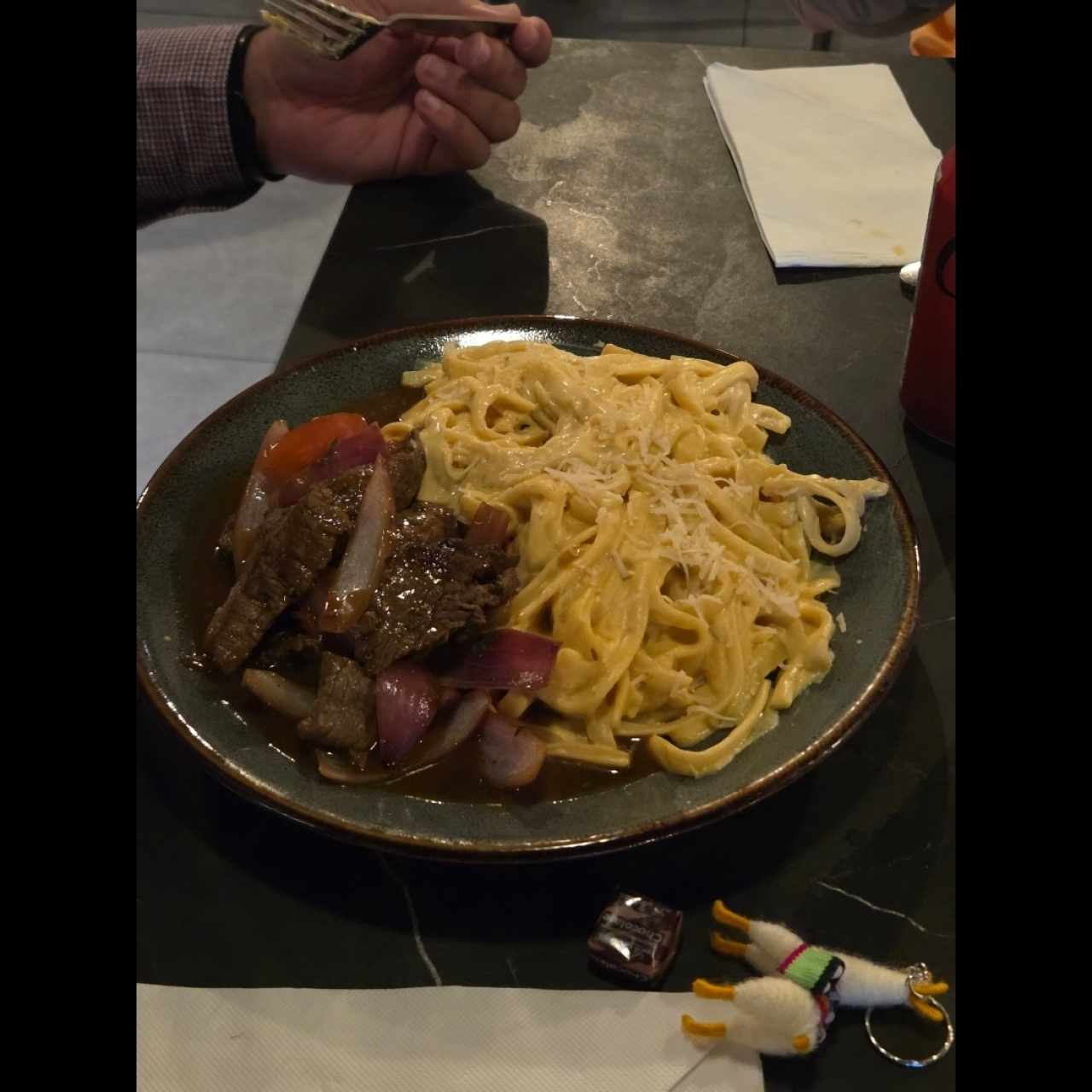 Fetucchini a la Huancaína con Lomo Saltado