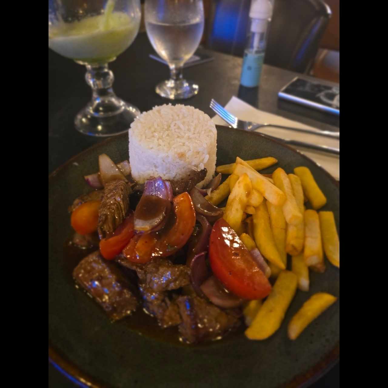 Carnes & Pollos - Lomo Saltado