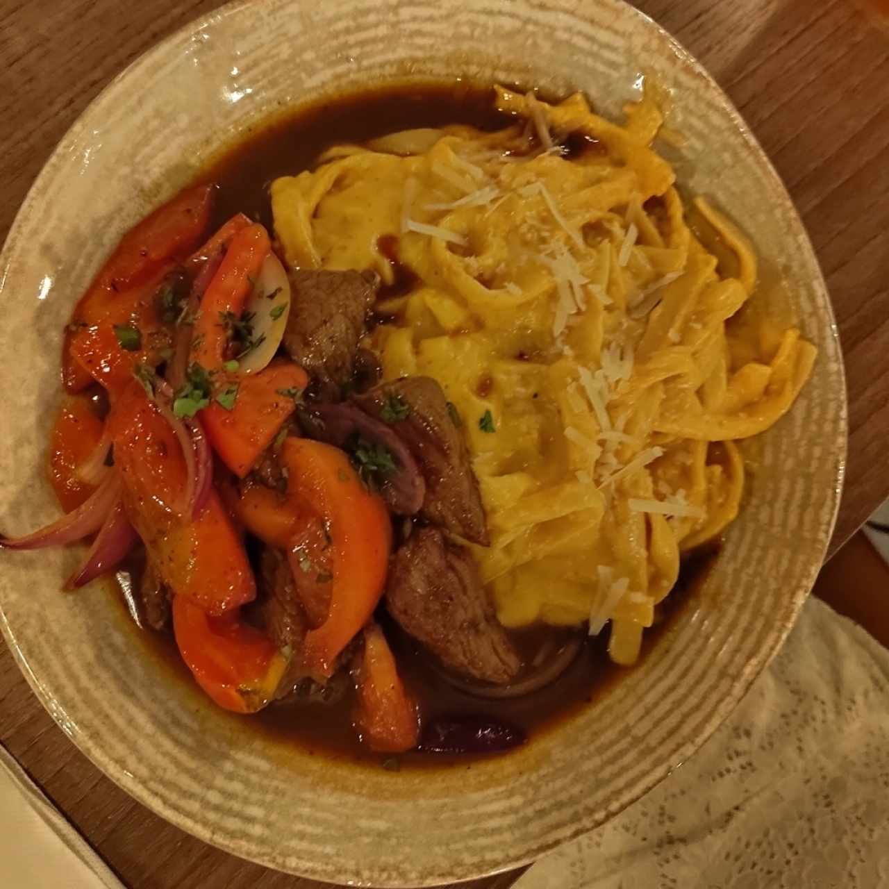 Fetucchini a la Huancaína con Lomo Saltado