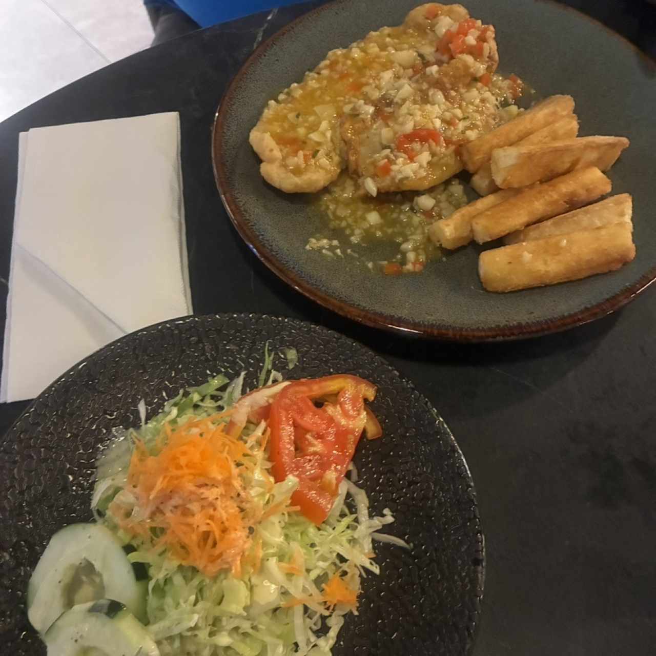 Pescado con yuca y ensalada