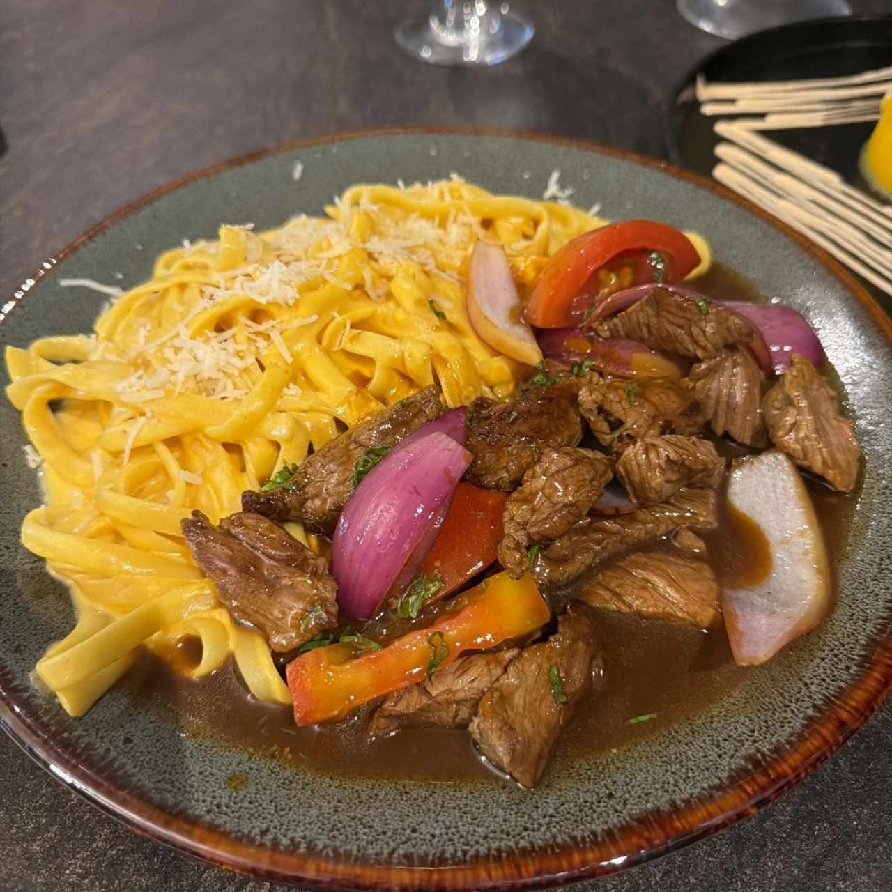 Fetucchini a la Huancaína con Lomo Saltado
