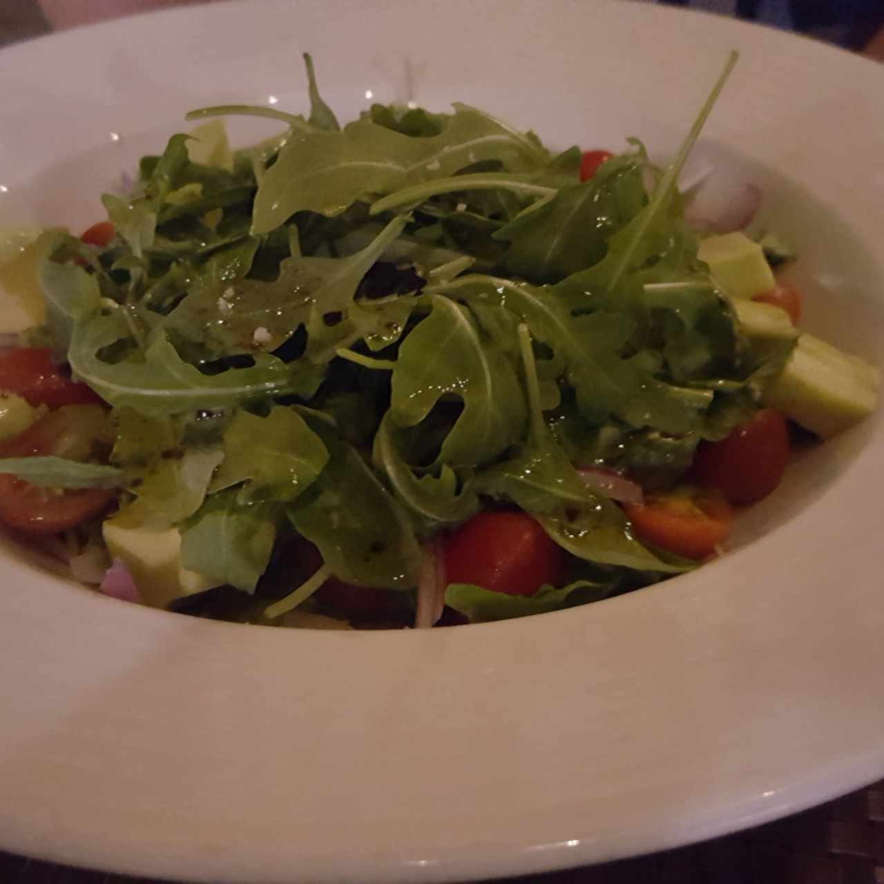 ensalada de aguacate y rucula