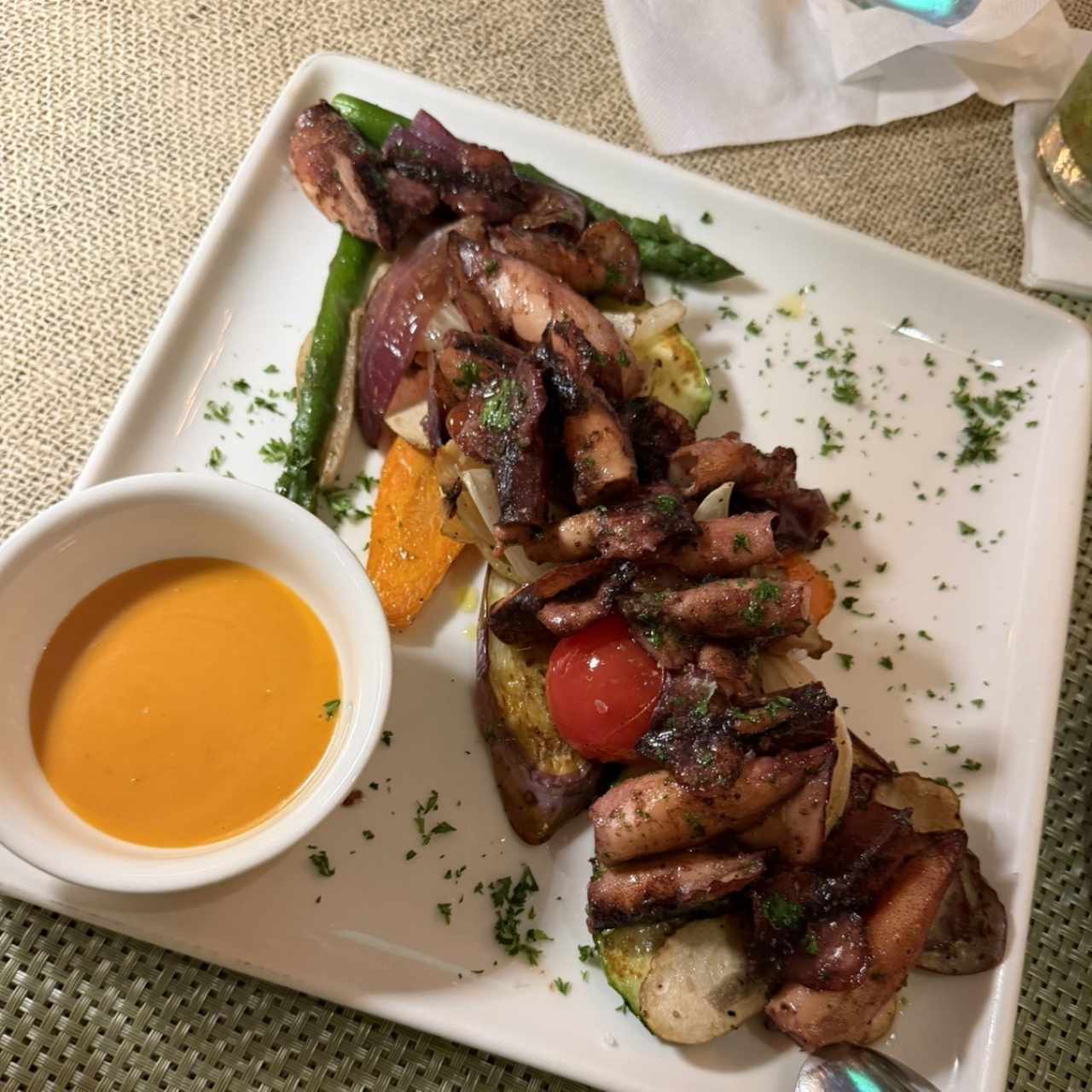 Chipirones a la plancha con vegetales 