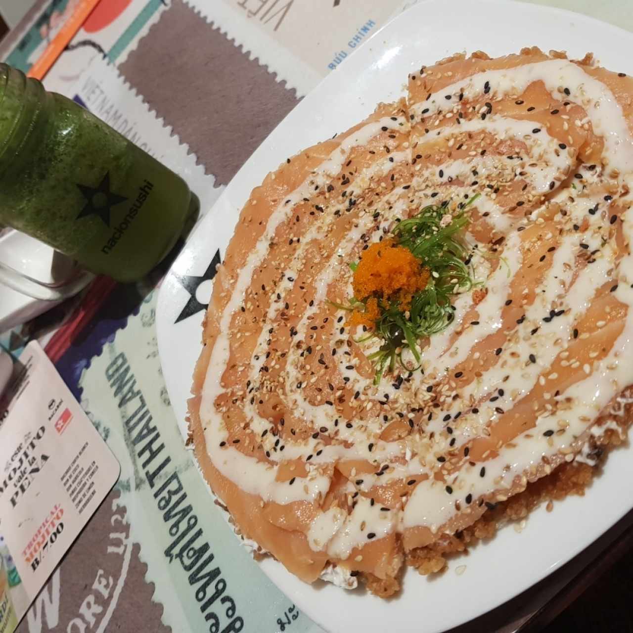 Sushi pizza de salmón