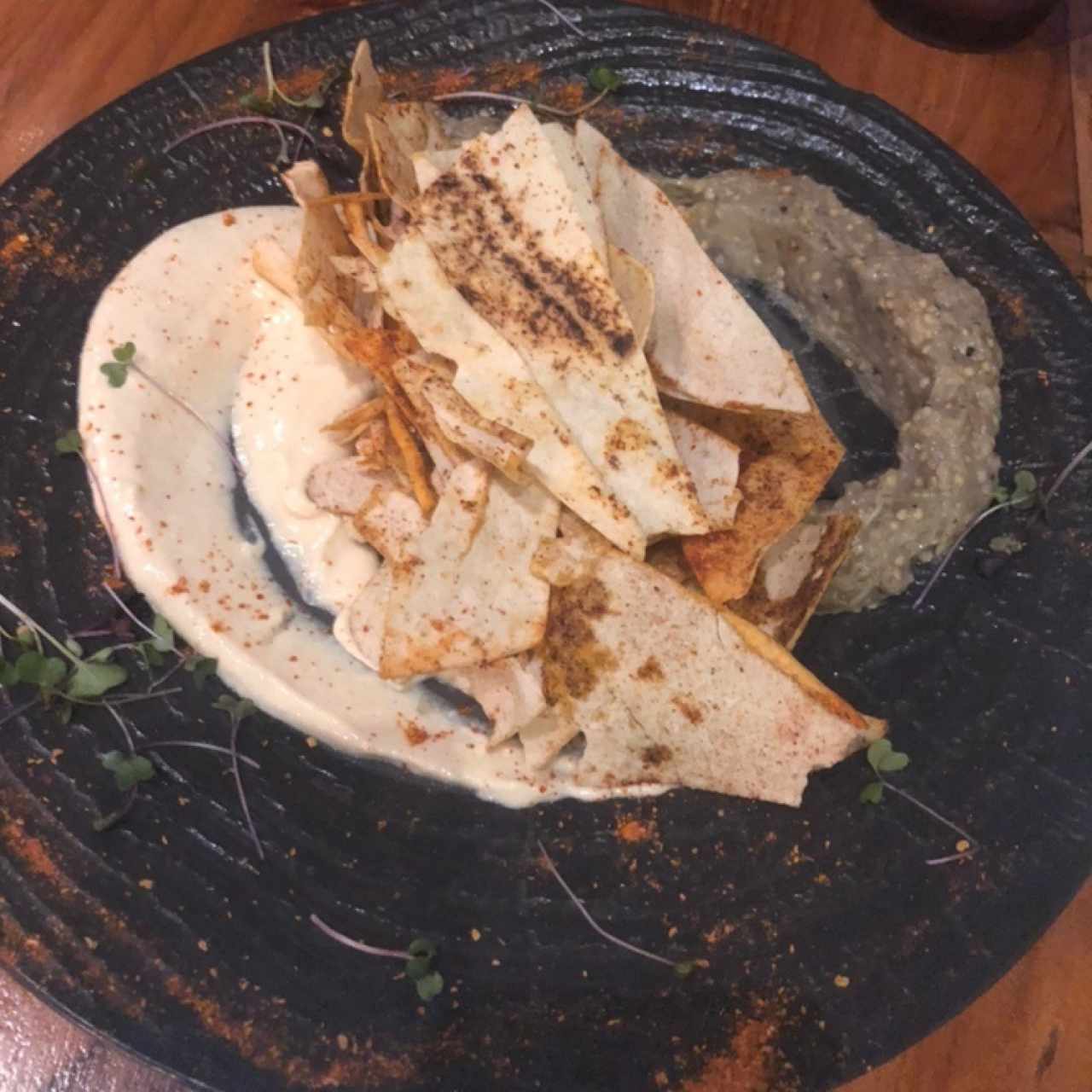 Entrada Pan pita con salsa de garbazo y berengena