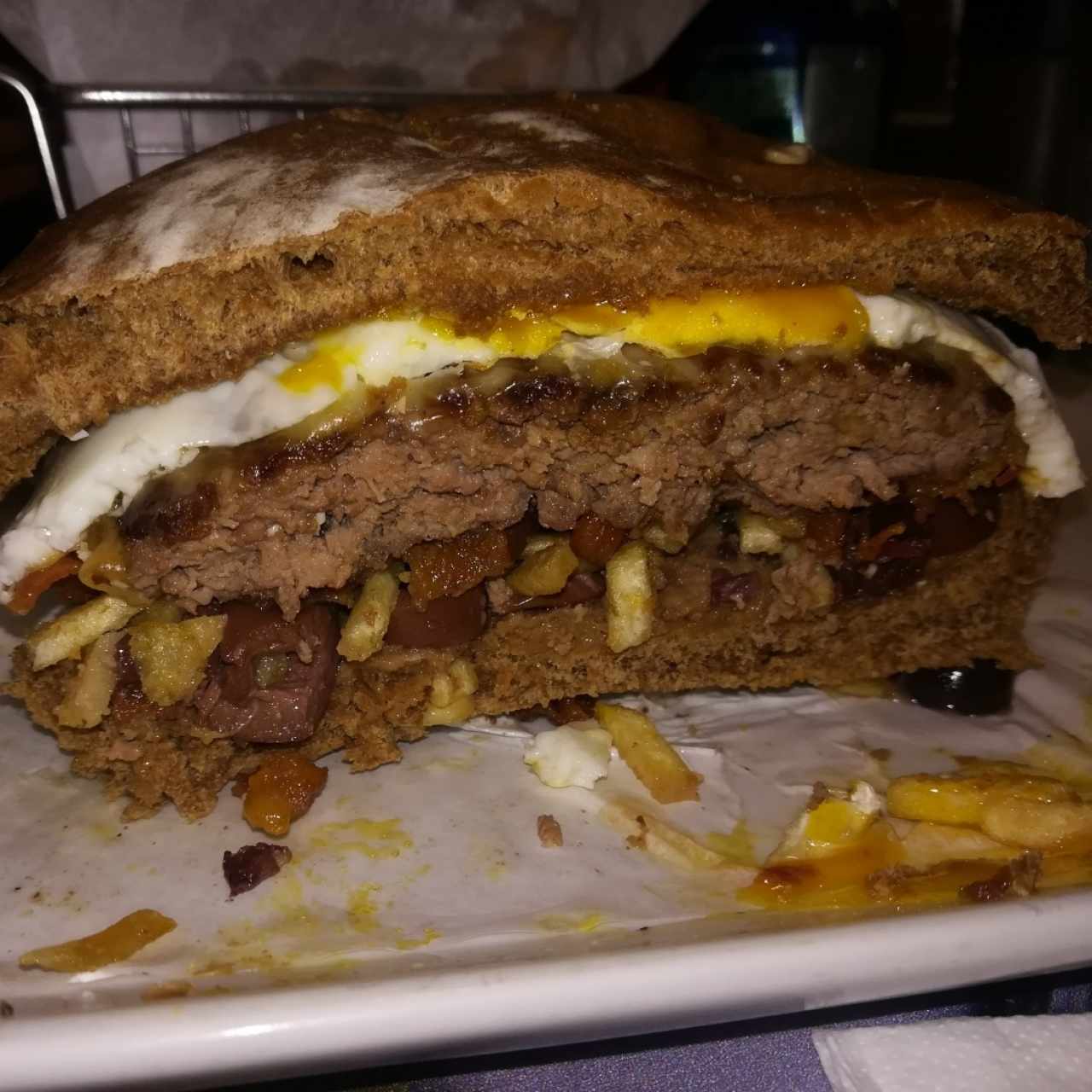 Huevo, aceitunas, tocino, papas crack, pan integral y carne vacuna