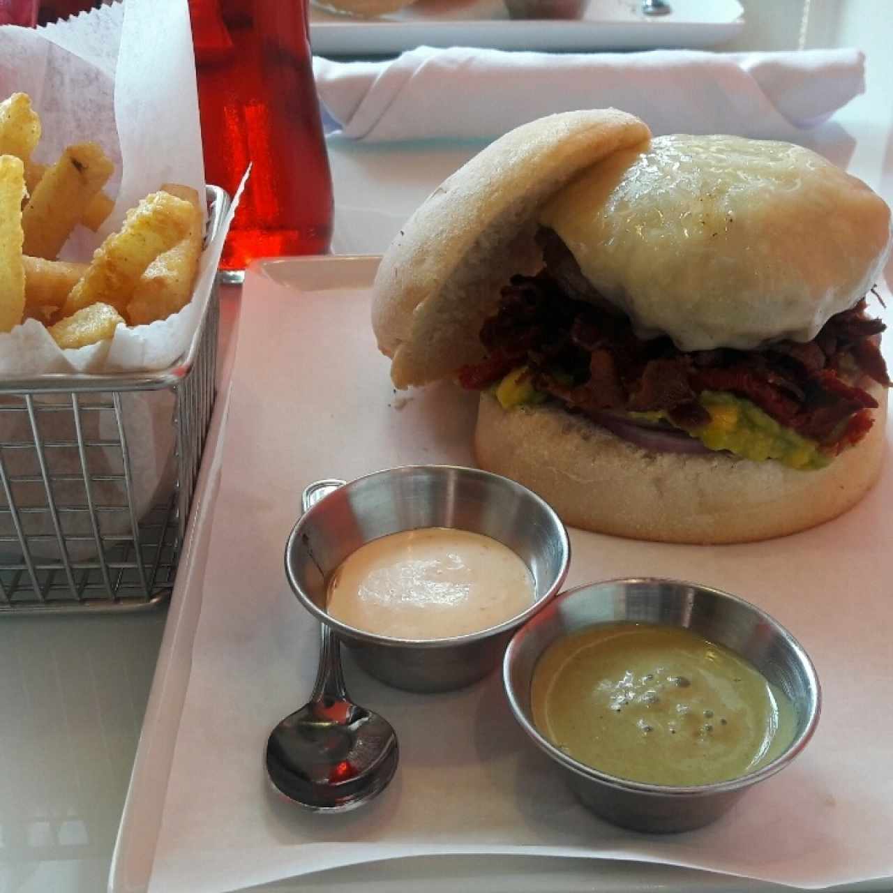 suizo,bacon,aguacate, aioli PTY/albahaca