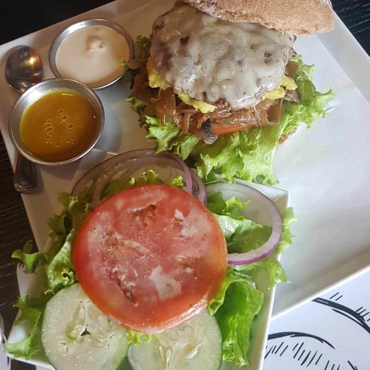 Mi creacion con pan integral y ensalada de acompañamiento