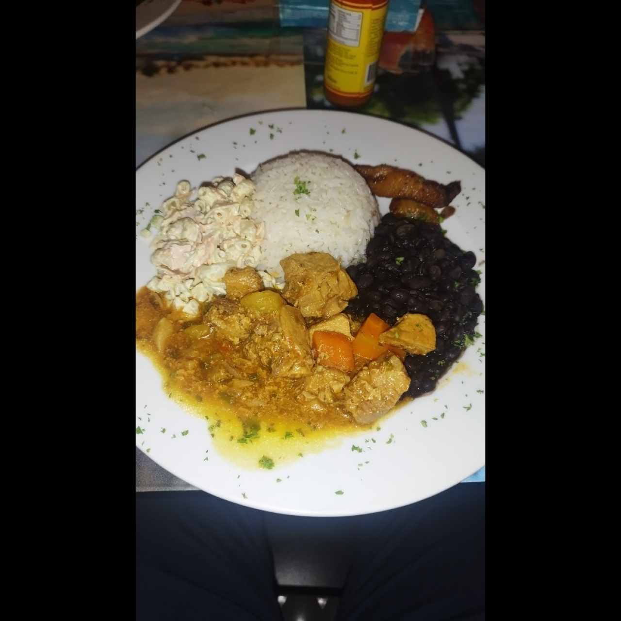 menú ejecutivo Estofado de cerdo con arroz y frijoles
