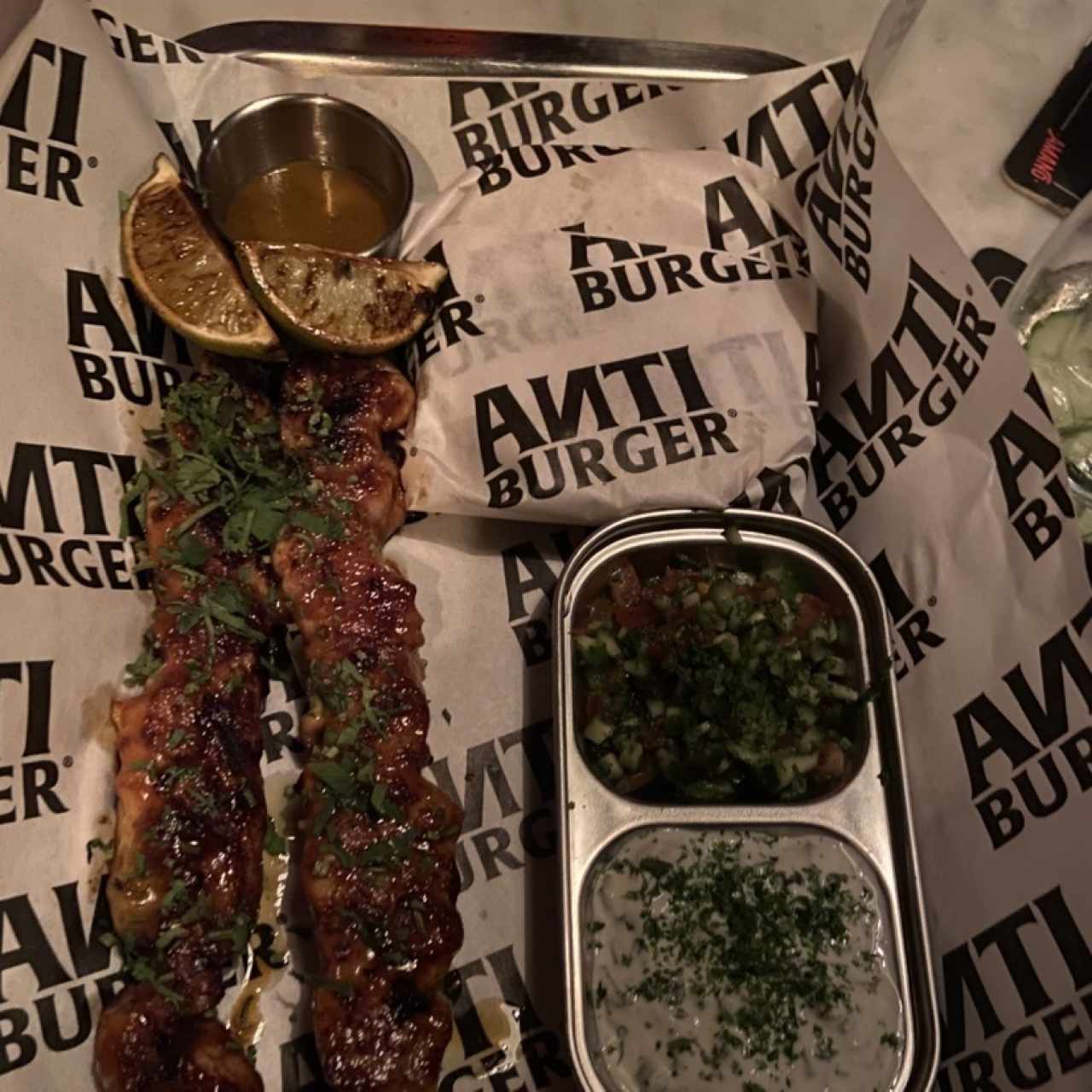 Pinchos de pollo con tzatziki
