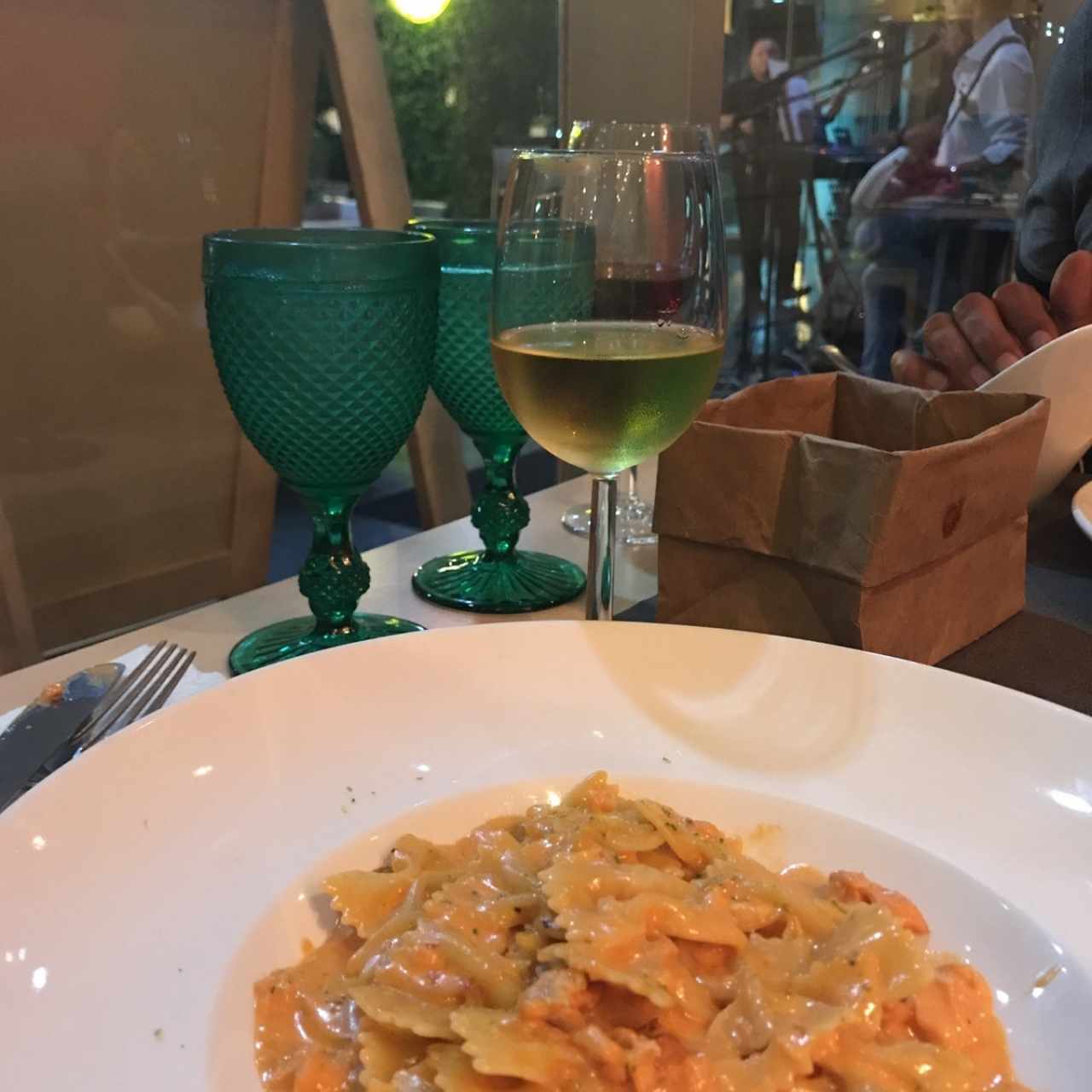 salmon ahumado en salsa rosada con un toque dw vino 