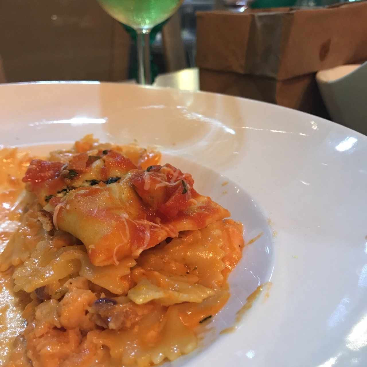 salmon ahumado con pasta en salsa rosada y in toque de vino