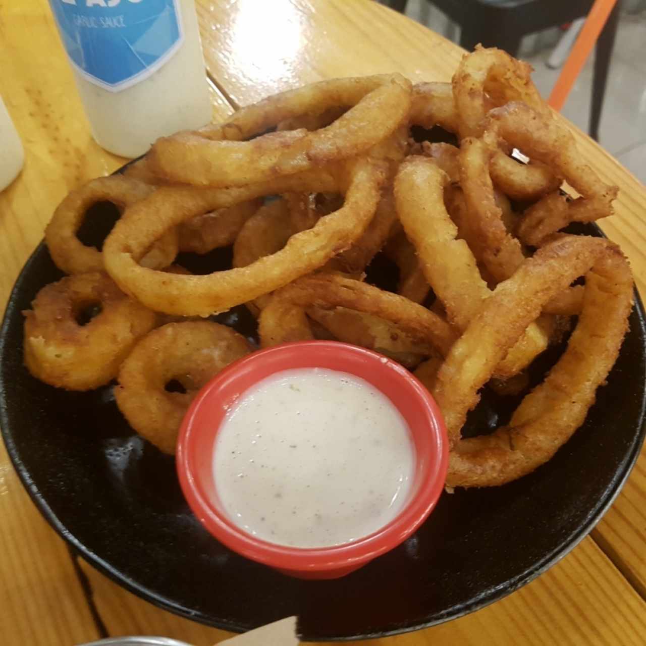 Aros de Cebolla y Salsa de Ajo 