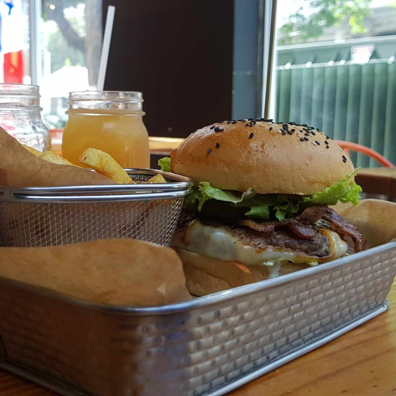 Devoro Burger con papas fritas
