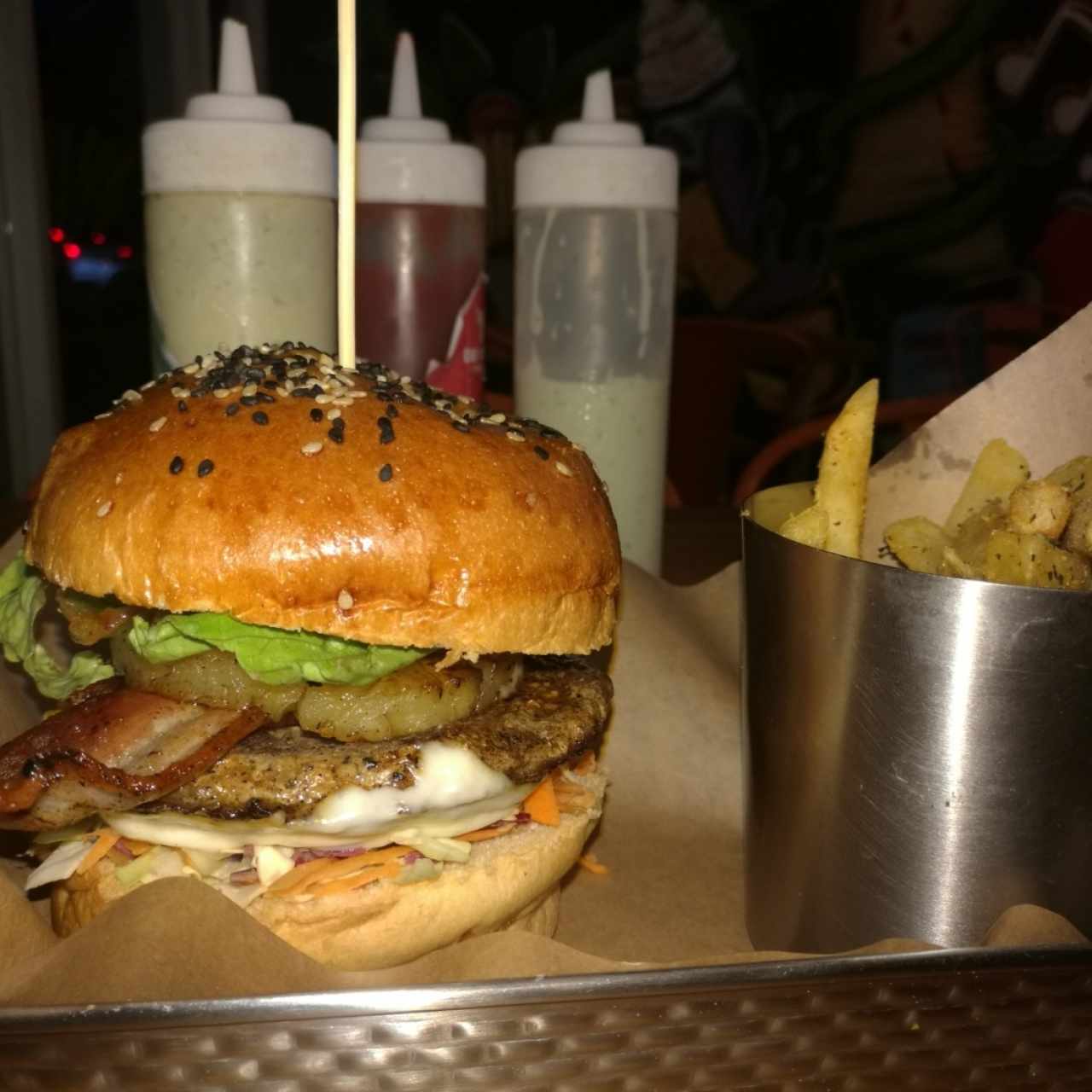 Devoro Burger con papas fritas