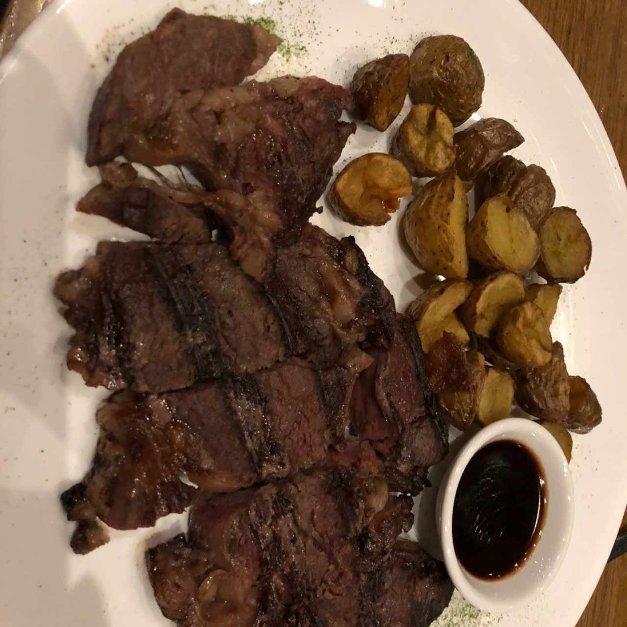 Ribeye con espárragos, puré y chips de otoe