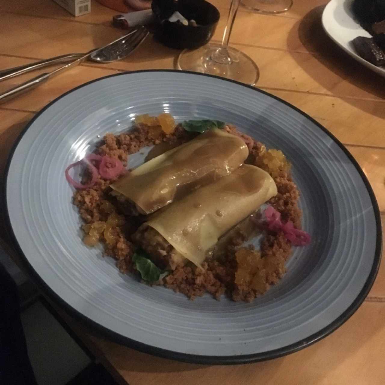 Canelón de cochinillo, chutney de piña y chicharrón