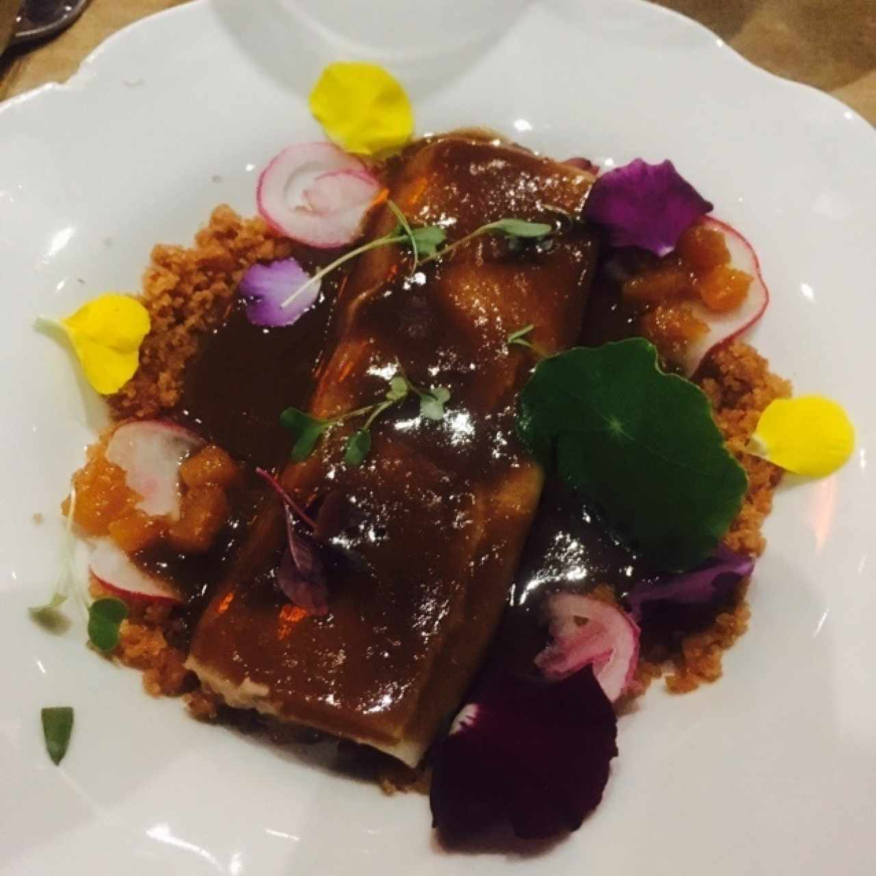 Canelón de cochinillo, chutney de piña y chicharrón