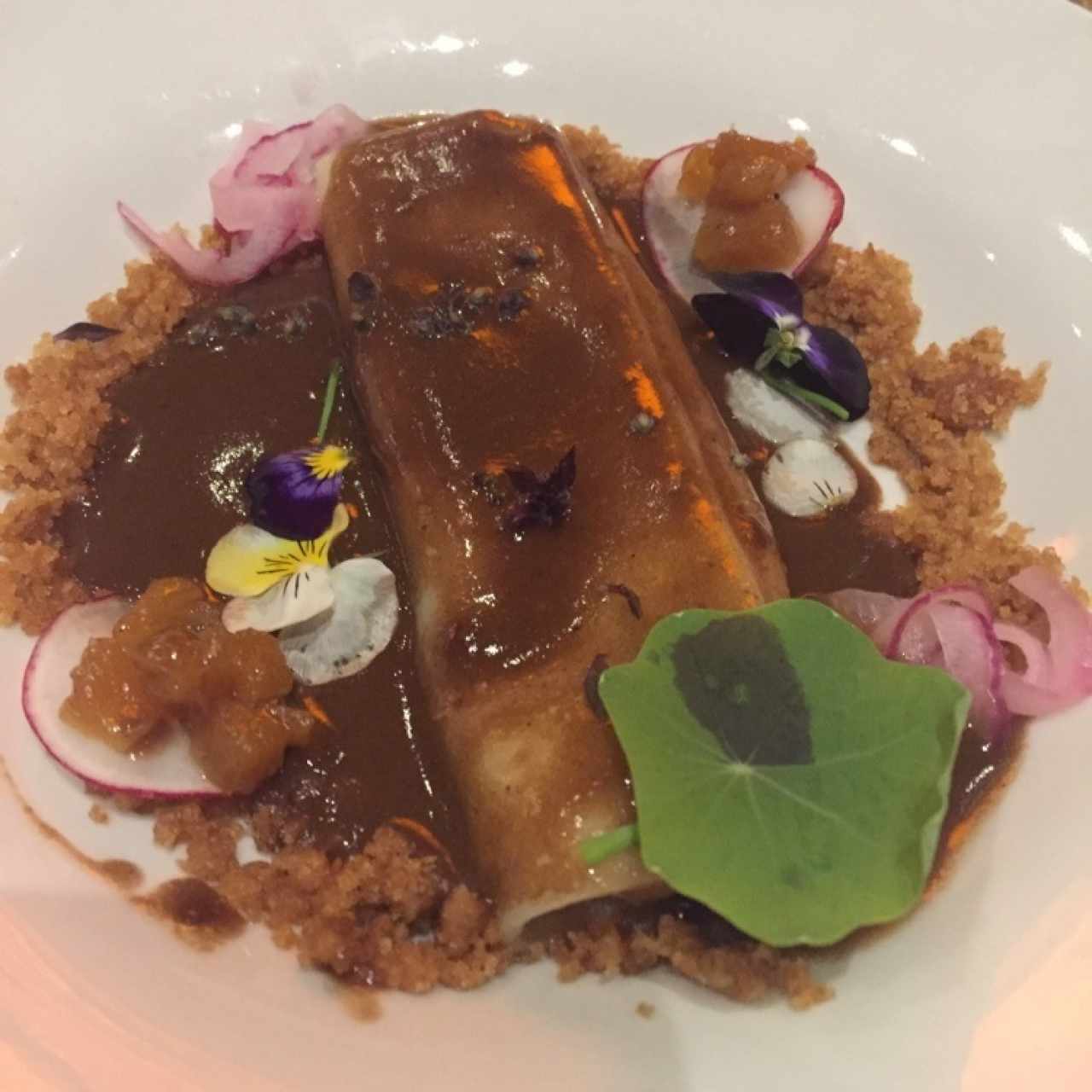 Canelón de cochinillo, chutney de piña y chicharrón