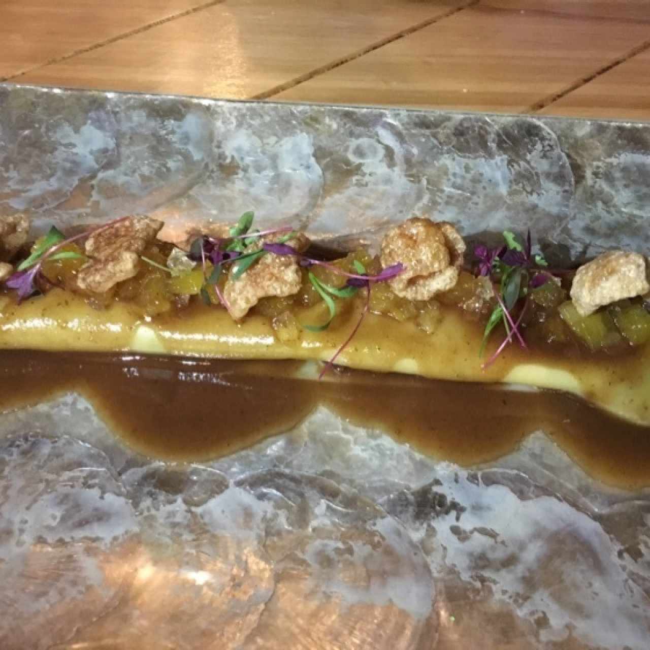 Canelón de cochinillo, chutney de piña y chicharrón