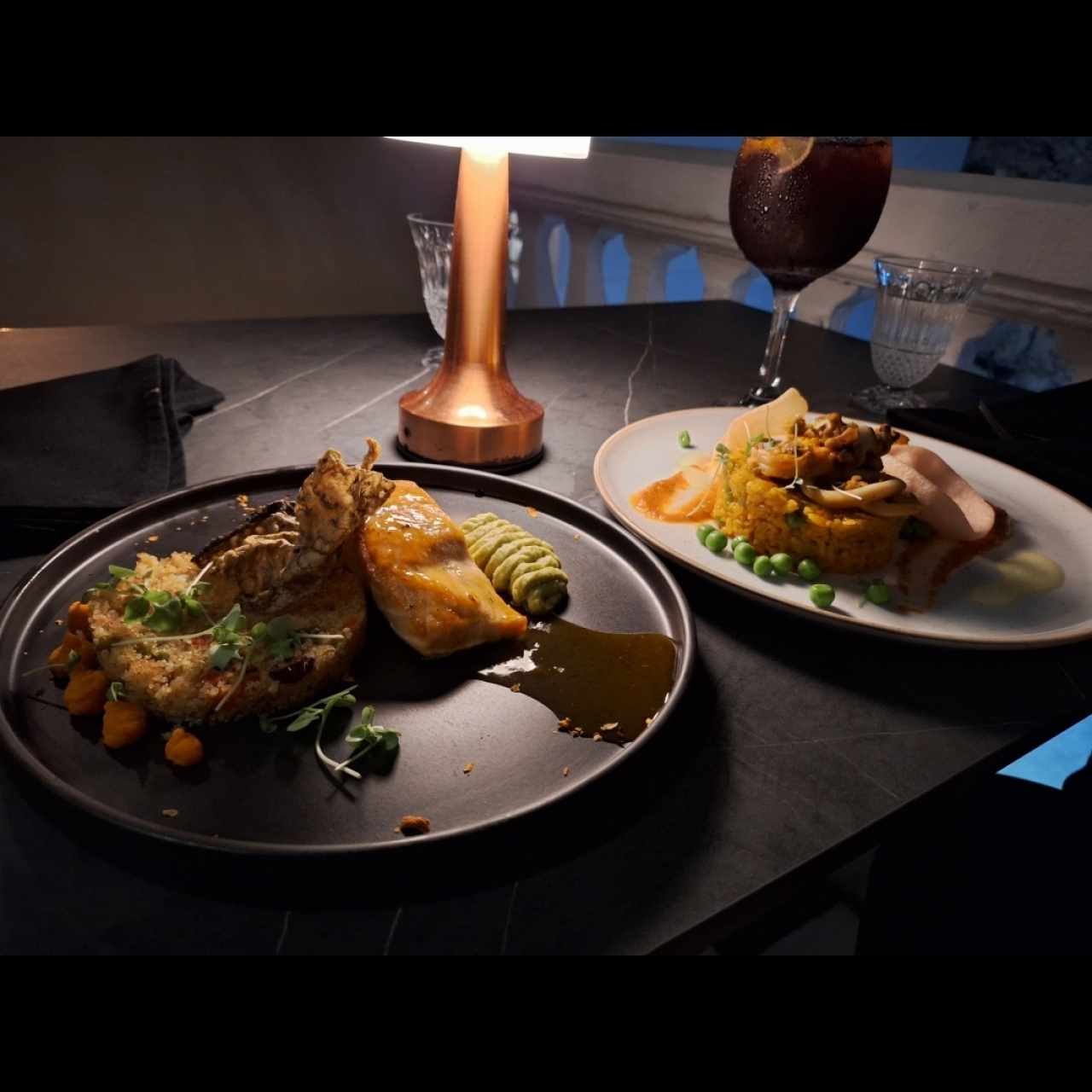 Paella de mariscos y salmón en salsa de maracuyá