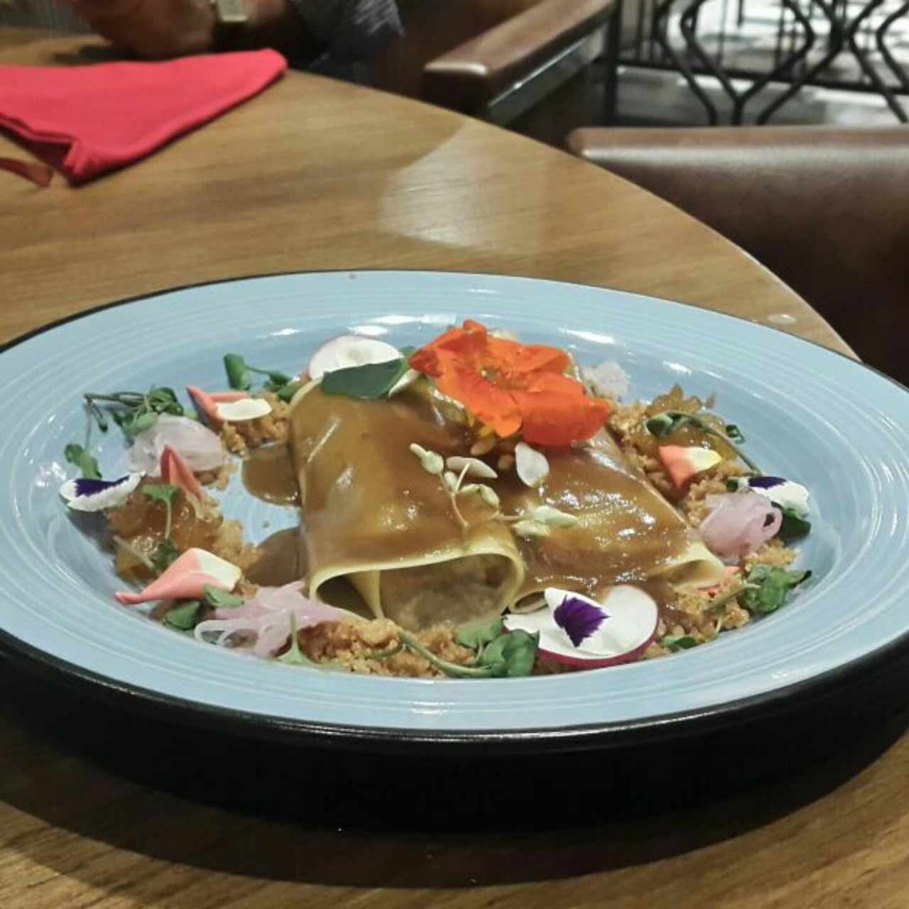 Canelón de cochinillo, chutney de piña y chicharrón